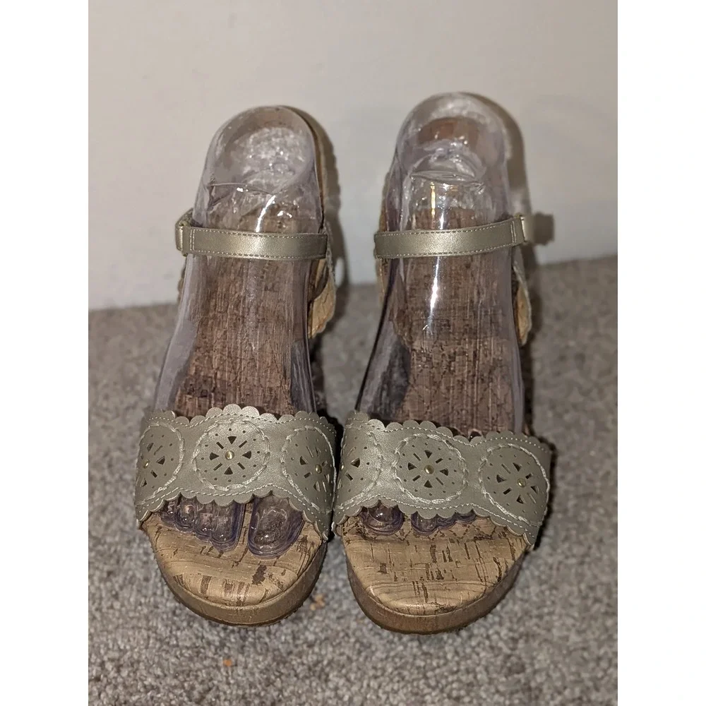 Easy Spirit Esmarvela Wedge Sandals Gold Metallic Laser Cut Cork Footbed ‎ 8M
